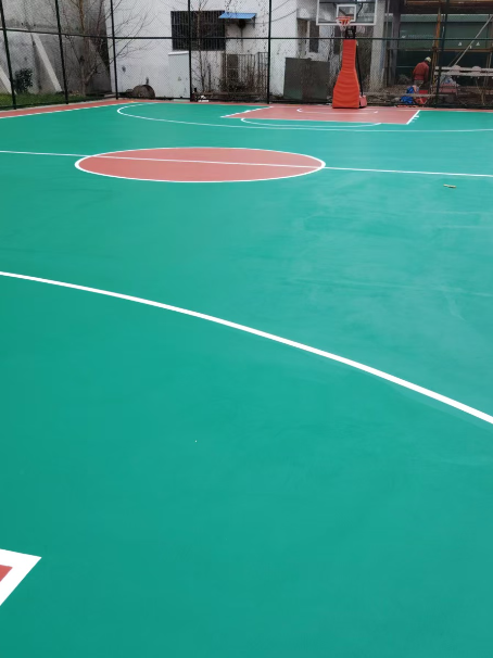 吐鲁番 球场长期使用易出现地面开裂